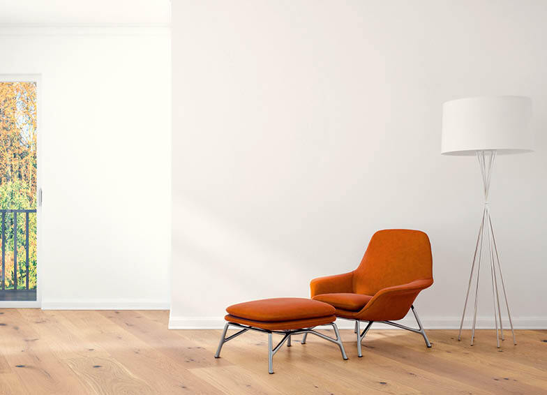 Minimalistisch wohnen: Wohnzimmer mit Parkett, Sessel und Lampe