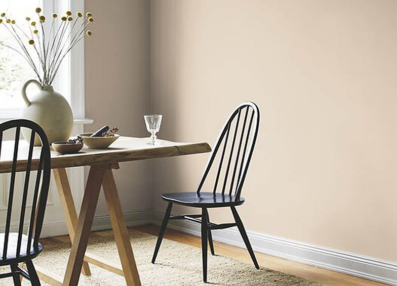 Minimalistisch wohnen: Esszimmer mit Wandfarbe in Beige, Tisch und Stühlen